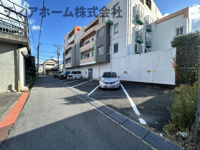 大和高田市南本町の賃貸マンションの駐車場