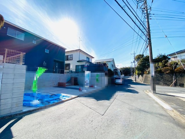 成田市玉造　１号棟　新築戸建て全１棟の前面道路含む現地写真