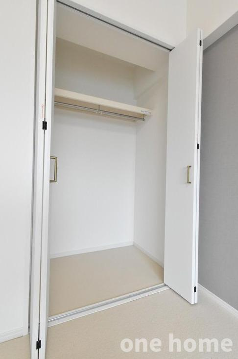 野中北パークハウスの収納|◆約6.0帖洋室クローゼットです！ハンガーパイプ×枕棚付きで収納がしやすく、しっかり収納ができます！
◆【即日内覧会開催中】平日・土日、即日内覧会開催中！ 電話問合せがスムーズです！