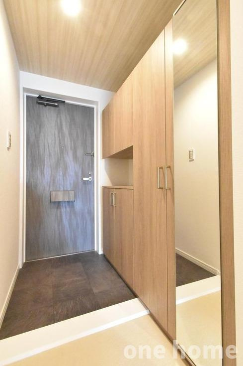 野中北パークハウスの玄関|◆段差が少なく足運びもスムーズな玄関です！
◆大容量シューズボックス完備！姿見がありお出掛け前の身支度チェックもバッチリです！