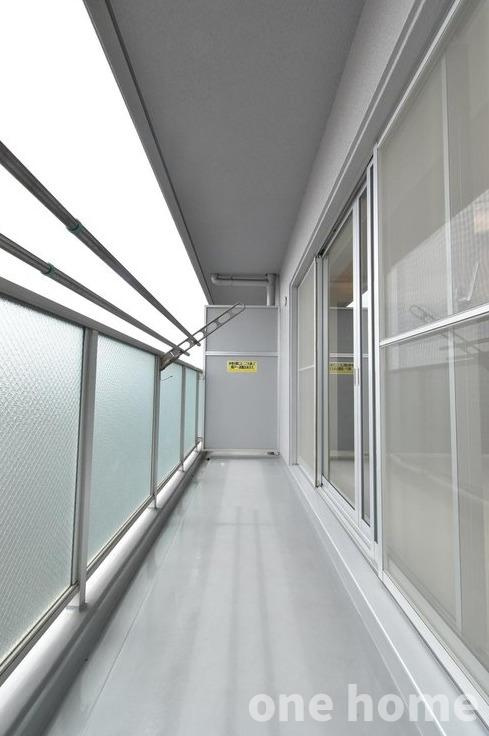 野中北パークハウスのバルコニー|◆南側バルコニーです！手すり壁にすりガラスが採用され、光を通してくれ明るいバルコニーです！