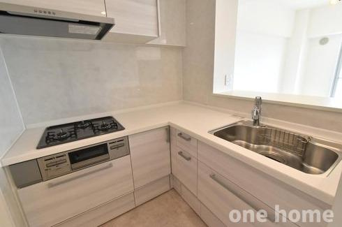 野中北パークハウスのキッチン|◆キッチンは対面式！お子様の様子を見守りながら料理ができます♪
◆Ｌ字型で作業台は広く、調理しやすそうですね♪