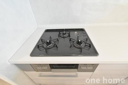 野中北パークハウスのキッチン|◆グリル付き３口ガスコンロを搭載！
◆【即日内覧会開催中】平日・土日、即日内覧会開催中！ 電話問合せがスムーズです！