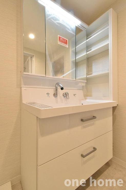 野中北パークハウスの独立洗面台|◆三面鏡の洗面化粧台です！落下防止付の収納もあり、化粧水などを並べて収納ができます！
◆【即日内覧会開催中】平日・土日、即日内覧会開催中！ 電話問合せがスムーズです！