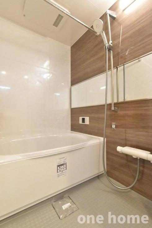 野中北パークハウスの浴室|◆浴室には浴室暖房乾燥機が完備され、湿気対策や雨の日の洗濯物干しに大活躍です！
◆ワイドミラーも嬉しいですね♪