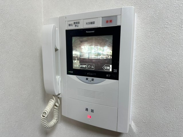 宝マンション小幡苗代のセキュリティ|モニター付きインターホンは、来客の際に来訪者のお顔を確認できるので安心です！
オートロックの開錠もできます！
