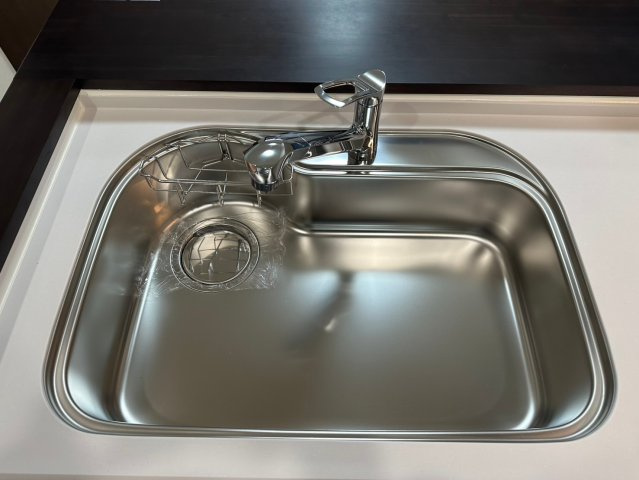 宝マンション小幡苗代の設備|広めのシンクで洗い物もしやすいですよ！
引き出し式のヘッドになっていてシンクのお掃除も楽々♪