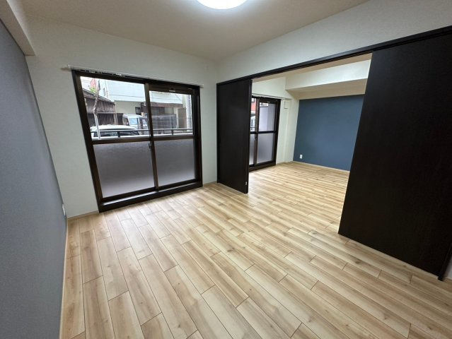 宝マンション小幡苗代の寝室|☆南側6帖☆
LDKに隣接した洋室。客間としても寝室としても用途に合わせて活用できます◎
バルコニーに面しているので明るくて開放感のあるお部屋です！