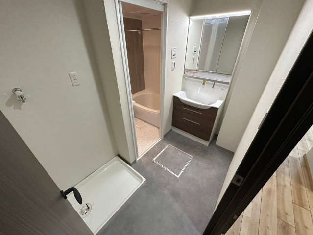 宝マンション小幡苗代の脱衣所|ゆとりのある洗面スペース。朝の身支度もスムーズになります。