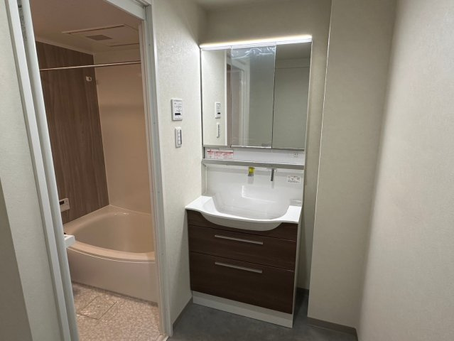 宝マンション小幡苗代の独立洗面台|ミラー扉の内側が収納スペースになっていて、洗面周りがスッキリします！