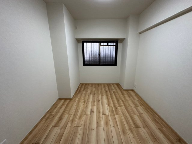 宝マンション小幡苗代の子供部屋|☆5帖☆
クローゼット付きの洋室。お子様の一人部屋デビューにもいいですね♪