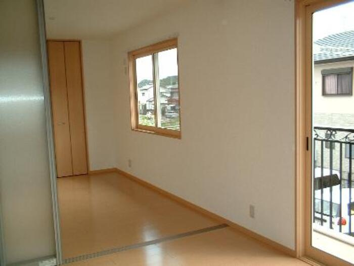 ジュパール Ⅱ棟の居間・リビング|ジュパールⅡ棟 201 南洋室