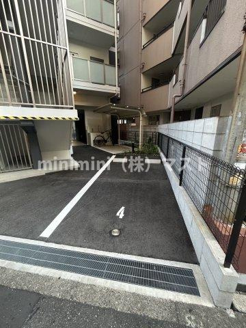クレアグレイス岸里 の駐車場