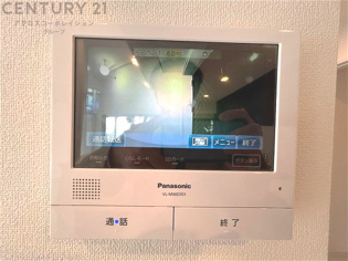 訪問者が来たときにテレビ画面で確認できるため、安心してドアを開けられます。録画機能があるものもあり、留守中に来訪者を記録しておくことができます。利便性が高く、セキュリティ面でも安心です。