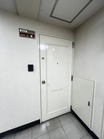 モナークマンション方南町の玄関