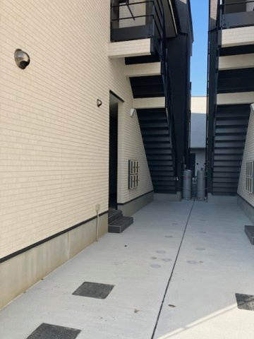 久留米市御井朝妻１丁目のアパートのエントランス