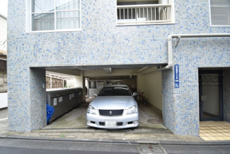 【駐車場】 | マンションの駐車場スペース。空きの有無や駐車料金、サイズ規定などについては、改めてお問い合わせください。～即日のご見学可能～　お問合せはお気軽にどうぞ。
