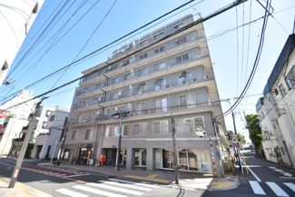 【外観】 | 手入れの行き届いた外壁やエントランスなど、「見ればわかる」レベルで清潔感を保ったマンションです。築年数を感じさせない姿で皆様をお出迎えします。～即日のご見学可能～　お問合せはお気軽にどうぞ。
