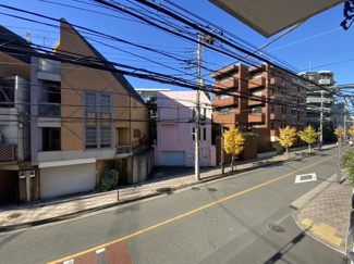 【展望】 | 眼前に広がる空の雄大さと、このお部屋の自慢の一つである「眺望」をご覧ください。毎日、この景色を独り占めできる新生活に夢が広がります。～即日のご見学可能～　お問合せはお気軽にどうぞ。
