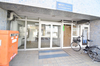 【エントランス】 | お客様を、そして住人を出迎えてくれるマンションのエントランス。ゴミが落ちていないことからも、管理状態の良さや住民の節度の高さが見て取れます。～即日のご見学可能～　お問合せはお気軽にどうぞ。
