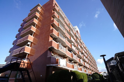 【外観】 | 【上質リノベ】エメラルドマンション海田 | 【耐震性】
耐震性の高さを判断するポイントは、
建築確認申請日が1981年6月1日以降の
新耐震基準に適合しているかどうか。
震度６程度の大地震でも
建物が崩壊しないレベルが基準になりました。