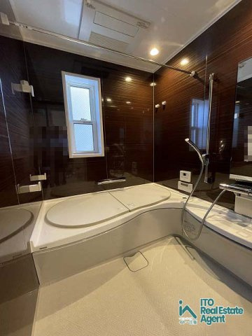 太秦一町芝町 中古戸建の浴室|シックで落ち着きのあるカラーが魅力的なバスルームです♪（浴室乾燥機付）