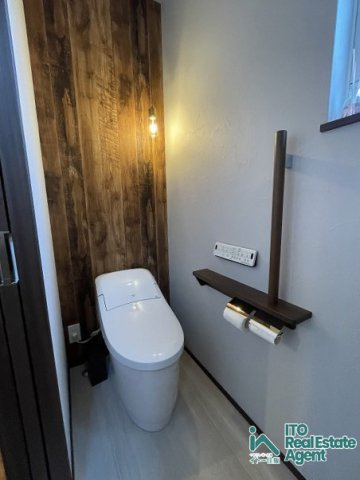 太秦一町芝町 中古戸建のトイレ|小窓を設置する事により、明るく、通気性の良いトイレ。