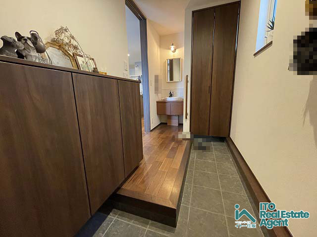 太秦一町芝町 中古戸建の玄関|木目が上品な玄関です