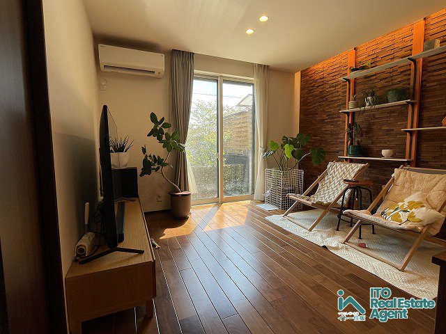 太秦一町芝町 中古戸建の居間・リビング|19.5帖ののゆったりLDK。採光もばっちりで、お昼は陽の光が心地良いですよ♪