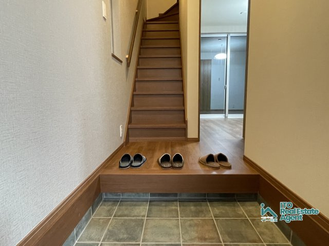 上京区西五辻東町 未入居戸建の玄関