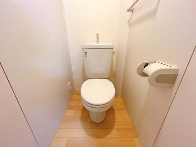 ホワイトプラネットのトイレ|別部屋反転間取りのお写真となります。
