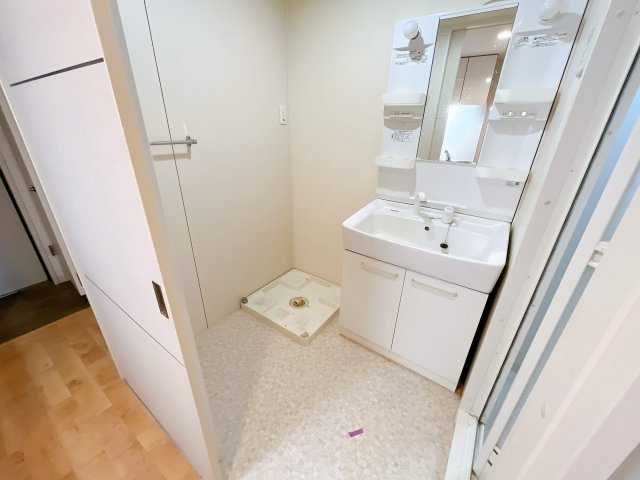 ホワイトプラネットの洗面所|別部屋反転間取りのお写真となります。