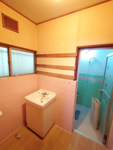 泉大津市本町建物付土地の独立洗面台