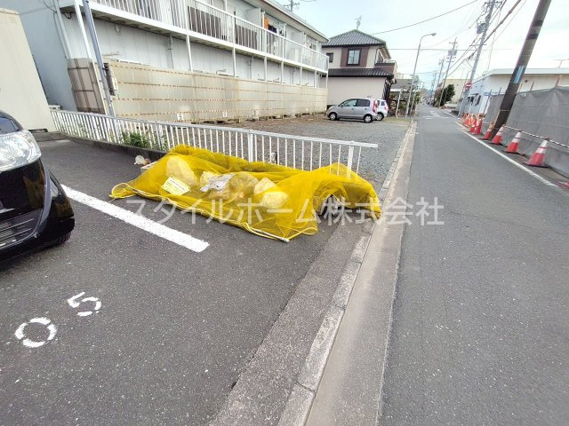 メゾン・ド・ラヴィ菰口Ⅰの駐車場