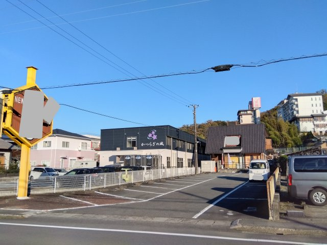 売中古戸建（店舗付）　伊豆の国市長岡の駐車場|駐車場は18台駐車可能です。大人数のお客様にも対応出来ます。天候に左右されないのも嬉しいですね。