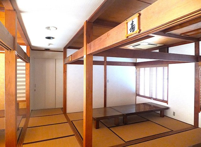 売中古戸建（店舗付）　伊豆の国市長岡の内装|店舗部分、座敷席です。明るい空間でのんびりと過ごしていただけます。