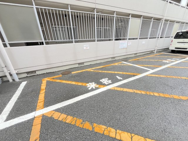 レヂオンス博多東の駐車場