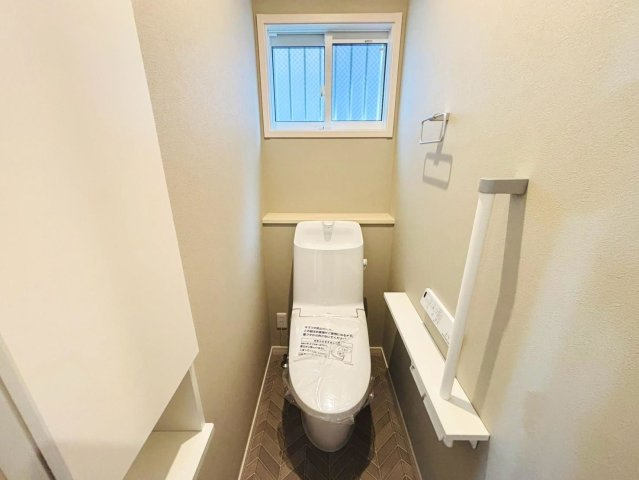 戸建　瑞穂市別府Ⅴ　全1区画分譲のトイレ|節水省エネの温水洗浄便座です。お掃除のしやすさを究めたフチなし形状でお手入れ楽々。