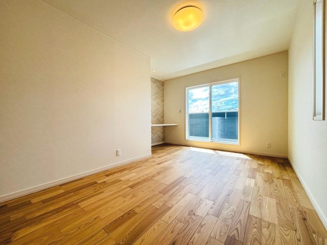戸建　瑞穂市別府Ⅴ　全1区画分譲の寝室|全居室にたっぷり収納できる大型収納を設置。窓ガラスは断熱性能や結露防止効果の高いガラスです。