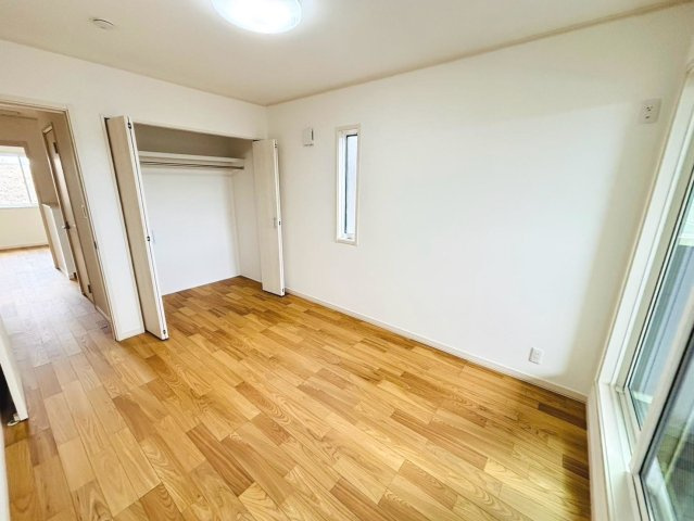 戸建　瑞穂市別府Ⅴ　全1区画分譲の洋室|全居室にたっぷり収納できる大型収納を設置。窓ガラスは断熱性能や結露防止効果の高いガラスです。