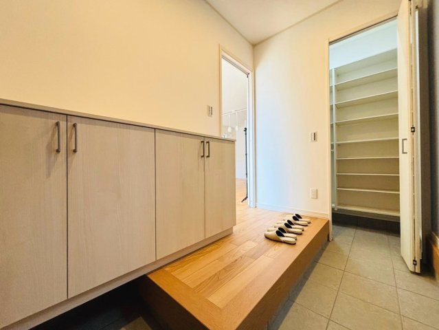 戸建　瑞穂市別府Ⅴ　全1区画分譲の玄関|大容量のシューズ収納付きで玄関周りもすっきり！玄関ドアからの光が玄関ホールを明るくしてくれます。