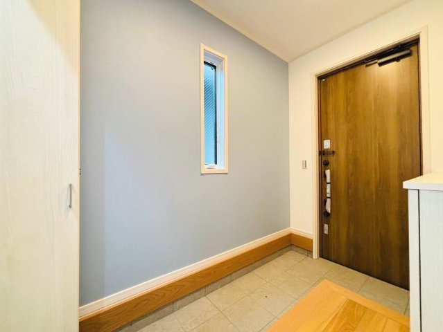 戸建　瑞穂市別府Ⅴ　全1区画分譲の玄関|玄関の別角度です。アクセントクロスではおしゃれに広くみせます！