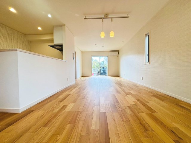 戸建　瑞穂市別府Ⅴ　全1区画分譲の居間・リビング|南向きで日当たりもよく大きな窓がリビング全体に光と風を運びます。ご家族でゆとりある暮らしができます。