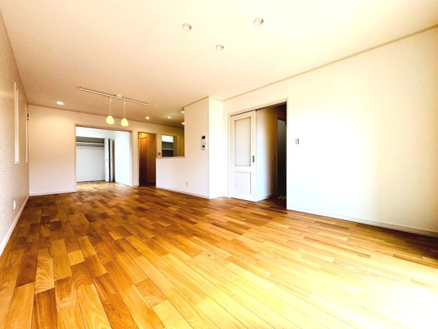 戸建　瑞穂市別府Ⅴ　全1区画分譲の居間・リビング|南向きで日当たりもよく大きな窓がリビング全体に光と風を運びます。ご家族でゆとりある暮らしができます。