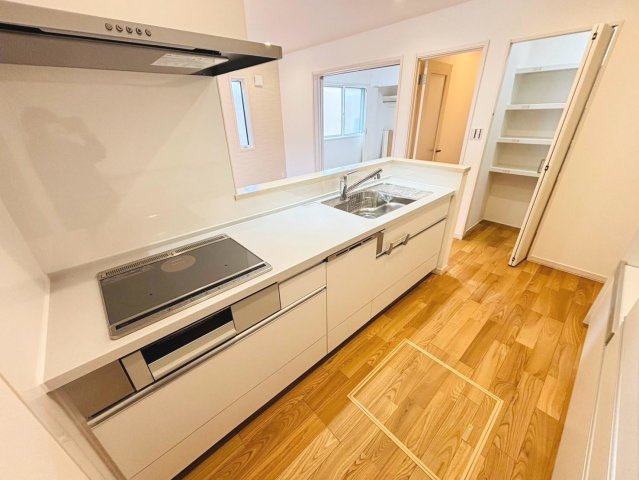 戸建　瑞穂市別府Ⅴ　全1区画分譲のキッチン|機能的なシステムキッチンです。収納力に優れた大容量の引出しでキッチン回りがスッキリ片付きます。