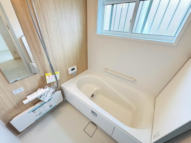 戸建　瑞穂市別府Ⅴ　全1区画分譲の浴室|１坪タイプのバリアフリー設計でゆったりとくつろげる浴室・浴槽です。タイル床でカビの発生を抑制します。