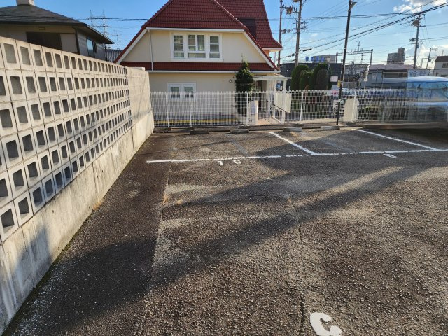 原モータープールの外観|横幅が広い駐車場です！
