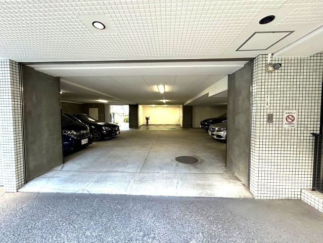 カサベラ岡本の駐車場|駐車場があるので、車を買う予定の方も安心です