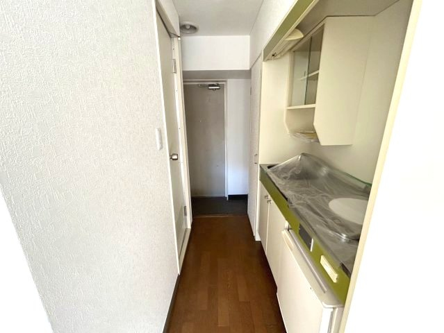 カサベラ岡本のキッチン|キッチン側から玄関を眺めた景色です
