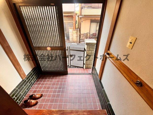 津田東町2丁目戸建　賃貸の玄関|明るい玄関です